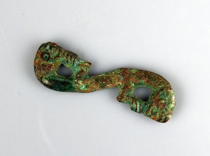 null Boucle représentant deux têtes de félins

Bronze 5 cm

Culture de l’Ordos Ier...