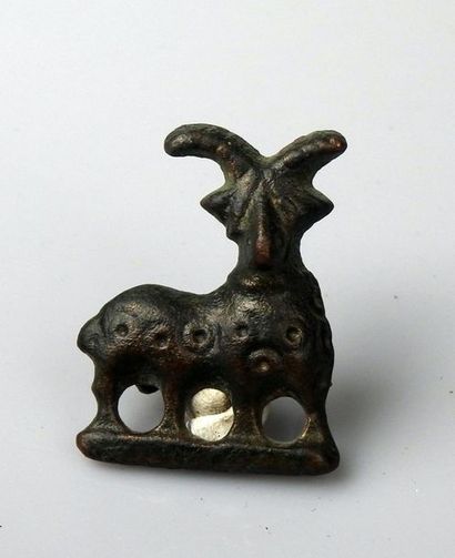 null Fibule à charnière représentant un capridé

Bronze 4.2 cm

Style du Luristan...