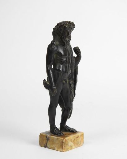 null Statuette en bronze représentant probablement l'empereur Marc Aurèle en Dieu...
