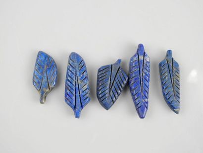 null Five pearl leaves in lapis lazuli.Bactrian.L :approx 2 to 3cm.1st millenniu...