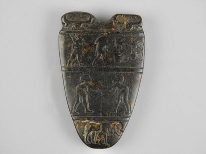 null Palette miniature en pierre noire sculpté de scènes de type des Premières Dynasties.
L...