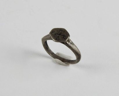 null Byzantine ring decorated with a stylized cross.