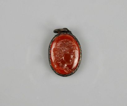 null Antique intaglio in carnelian.Antique frame.
Roman style.
LT :approx 3cm.
