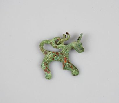 null Pendant amulet in the shape of an animal.Bronze. 
Barbaric viking art or posterior....
