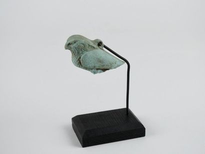 null Horus falcon. Glass paste
Visible lacks
Style Basse Epoque
L 7 cm