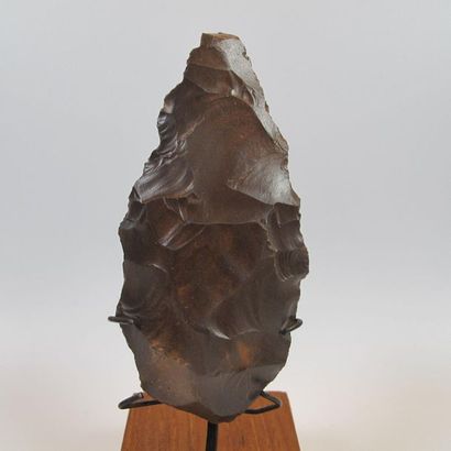 null Predynastic spearhead. Chocolate-patinated silex. L 11cm. Beautiful bifacial...