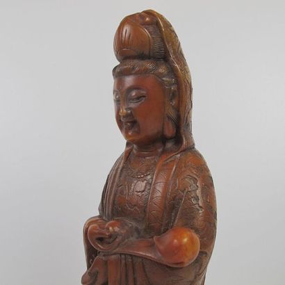 Asie. Chine. Grande statuette de GuanYin debout tenant le sceptre RouYi. Stéatite...