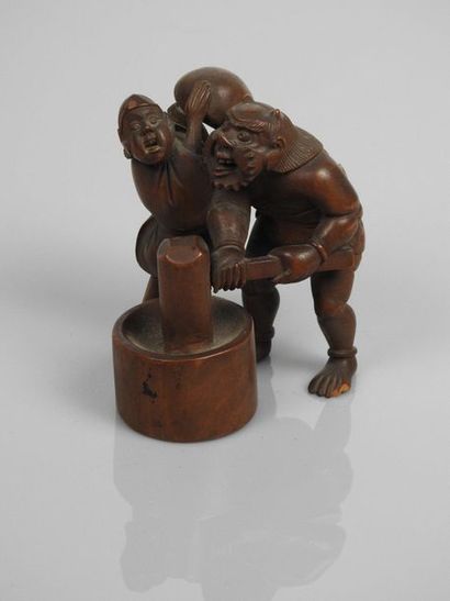 null Deux personnages.Bois sculpté du Japon.XIXès.Jeune homme et Oni.Manque au pied...