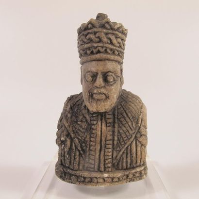 null Haute Epoque. Europe du nord. Figurine de Roi, pièce d'échecs. H env. 10cm....