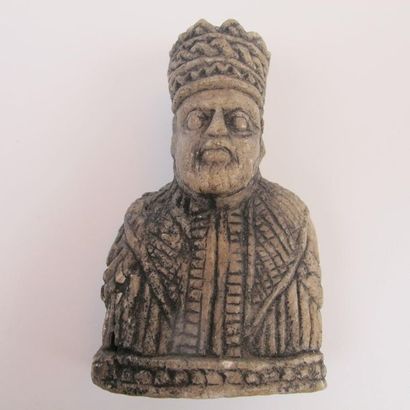 null Haute Epoque. Europe du nord. Figurine de Roi, pièce d'échecs. H env. 10cm....