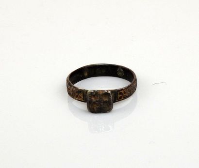 null Superb wedding ring representing a couple, surrounded by silver crosses Internal...