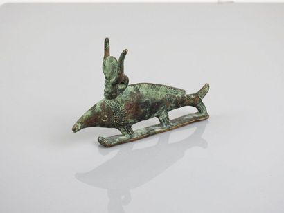 null Oxyrhynchus fish wearing a hathoric crown.
Bronze.Ptolemaic period.
L :12cm...