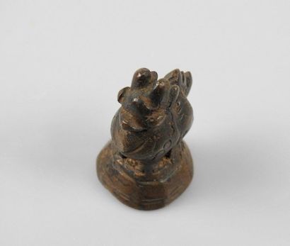 null Coq.Poids à opium.
Bronze.XVIII-XIXès.
Birmanie.H :4cm.