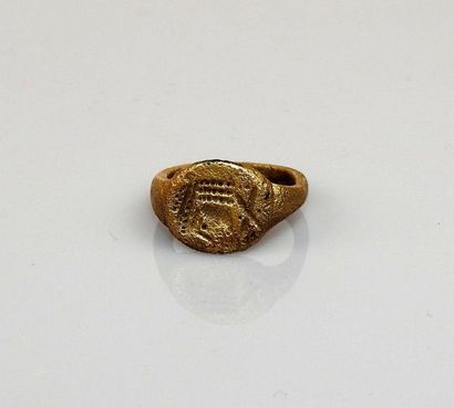 null Sigillar ring with an intaglio portrait of a man Bronze Internal diameter 1.6...