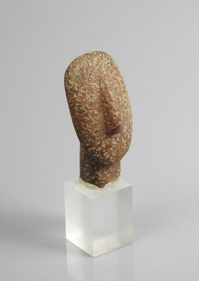 null Tête d'idole de type cycladique en marbre.
H : 8 cm.