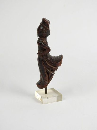 null Elément statuette en bois sculpté.Indes Orientales. H :16cm.
