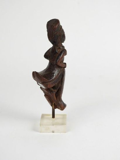 null Elément statuette en bois sculpté.Indes Orientales. H :16cm.