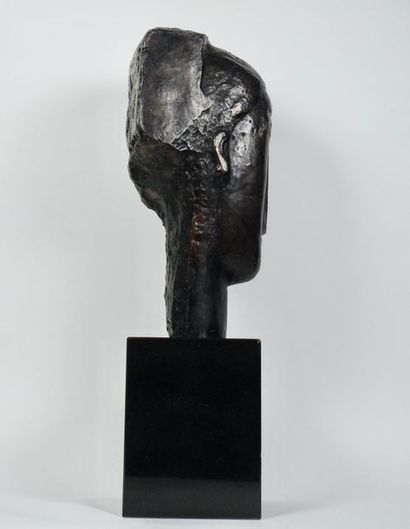 null Amedeo Modigliani (1884-1920), d’après
Tête de jeune fille à la frange
Bronze...