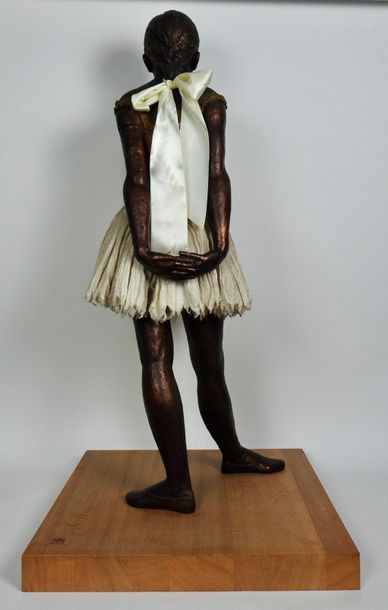 null Edgar Degas (1834-1917), d’après

La petite danseuse de 14 ans 

Bronze à la...