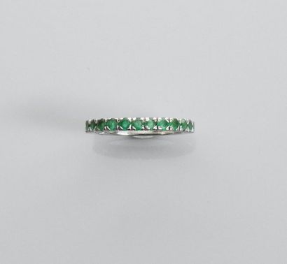 null Half platinum wedding band, 750 MM, decorated with round emeralds, traces of...