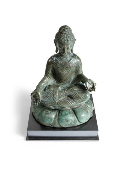 null Art Sino-Indien du Nord Ouest des Indes Bouddha en bronze assis sur une terrasse...