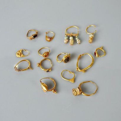 null Collection de quatorze boucles d’ornement d’oreilles en or comprenant :

Une...