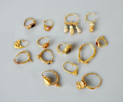 null Collection de quatorze boucles d’ornement d’oreilles en or comprenant :

Une...