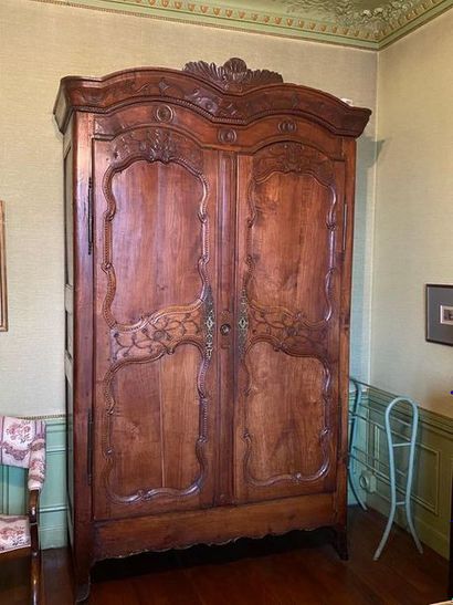 null Belle armoire en bois naturel mouluré et richement sculpté

Début XIX° siècle

H...