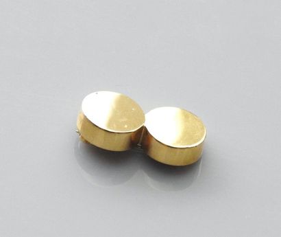 null Petite broche dessinant deux pastilles en or jaune, 750 MM, lissé, poids : 6gr....