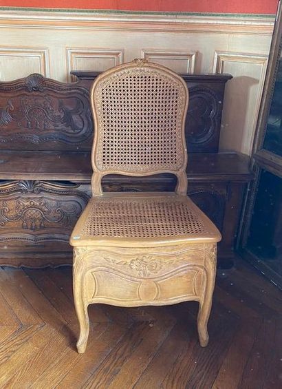 null Chaise d’aisance en bois naturel sculpté

Garnie de canne

Style Louis XV

Restaurations

H...