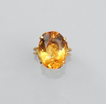 null Yellow gold ring, 750 MM, decorated with an oval citrine, size: 54, weight:...