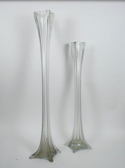 null Paire de grands vases

décoratifs en verre

H 81 cm et 101 cm.