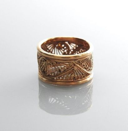 null Wedding band decorated with yellow gold filigrees, 750 MM, size: 54, weight:...