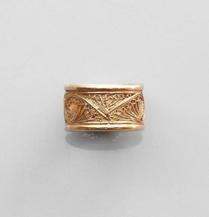 null Wedding band decorated with yellow gold filigrees, 750 MM, size: 54, weight:...