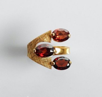 null Yellow gold ring, 750 MM, decorated with three oval garnets, size: 54, weight:...
