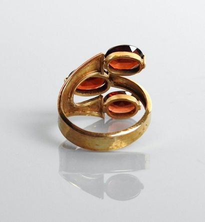 null Yellow gold ring, 750 MM, decorated with three oval garnets, size: 54, weight:...