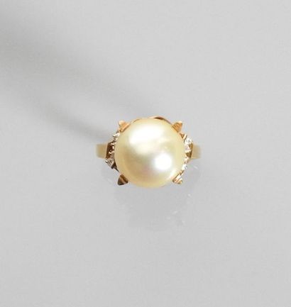 null Yellow gold ring, 750 MM, decorated with a cultured pearl diameter 13 mm with...
