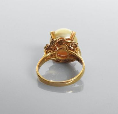 null Bague en or jaune, 750 MM, ornée d'une perle de culture diamètre 13 mm épaulée...