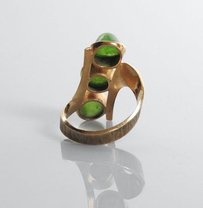 null Yellow gold ring, 375 MM, decorated with three tinted jade cabochons, size:...