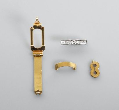 null Three elements of clasps in yellow and white gold, 750 MM, including one centered...