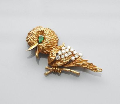 null Brooch drawing a chick on a branch in yellow gold, 750 MM, pear cut emerald...