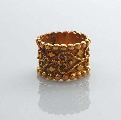 null Ring ring marked Zolotas drawing a flat ribbon in yellow gold, 750 MM, decorated...