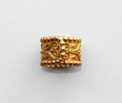 null Ring ring marked Zolotas drawing a flat ribbon in yellow gold, 750 MM, decorated...