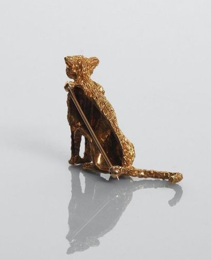 null Brooch drawing a panther spotted with black lacquer in yellow gold, 750 MM,...
