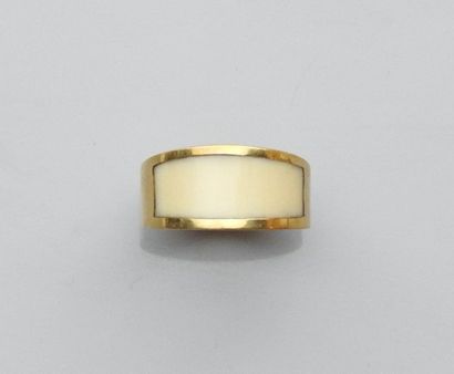null Bague anneau en or jaune, 750 MM, centrée d'une résine couleur " blanc cassé...