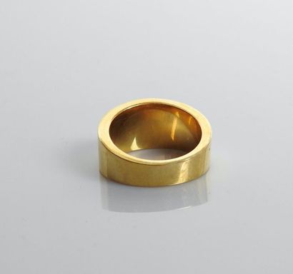 null Bague anneau en or jaune, 750 MM, centrée d'une résine couleur " blanc cassé...
