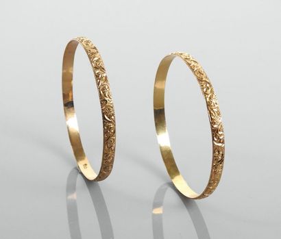 null Deux bracelets ronds rigides en or jaune, 750 MM, décor d'arabesques , poids...