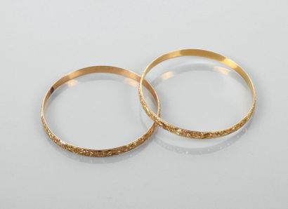 null Deux bracelets ronds rigides en or jaune, 750 MM, décor d'arabesques , poids...