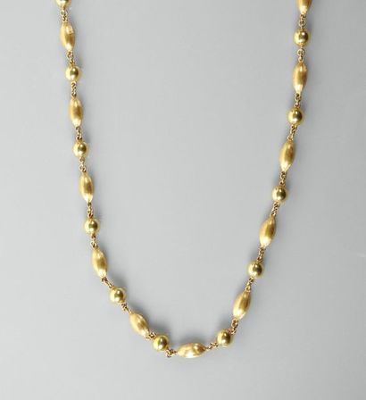 null Chaîne dessinant des perles rondes et ovales en or jaune, 750 MM, fermoir invisible...