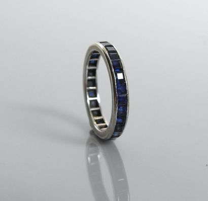 null Two wedding rings in white gold, 750 MM, highlighted with calibrated blue and...